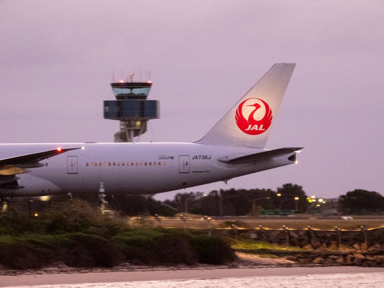 Japan Airlines Prohibits Cabin Crew from Drinking Before Flights