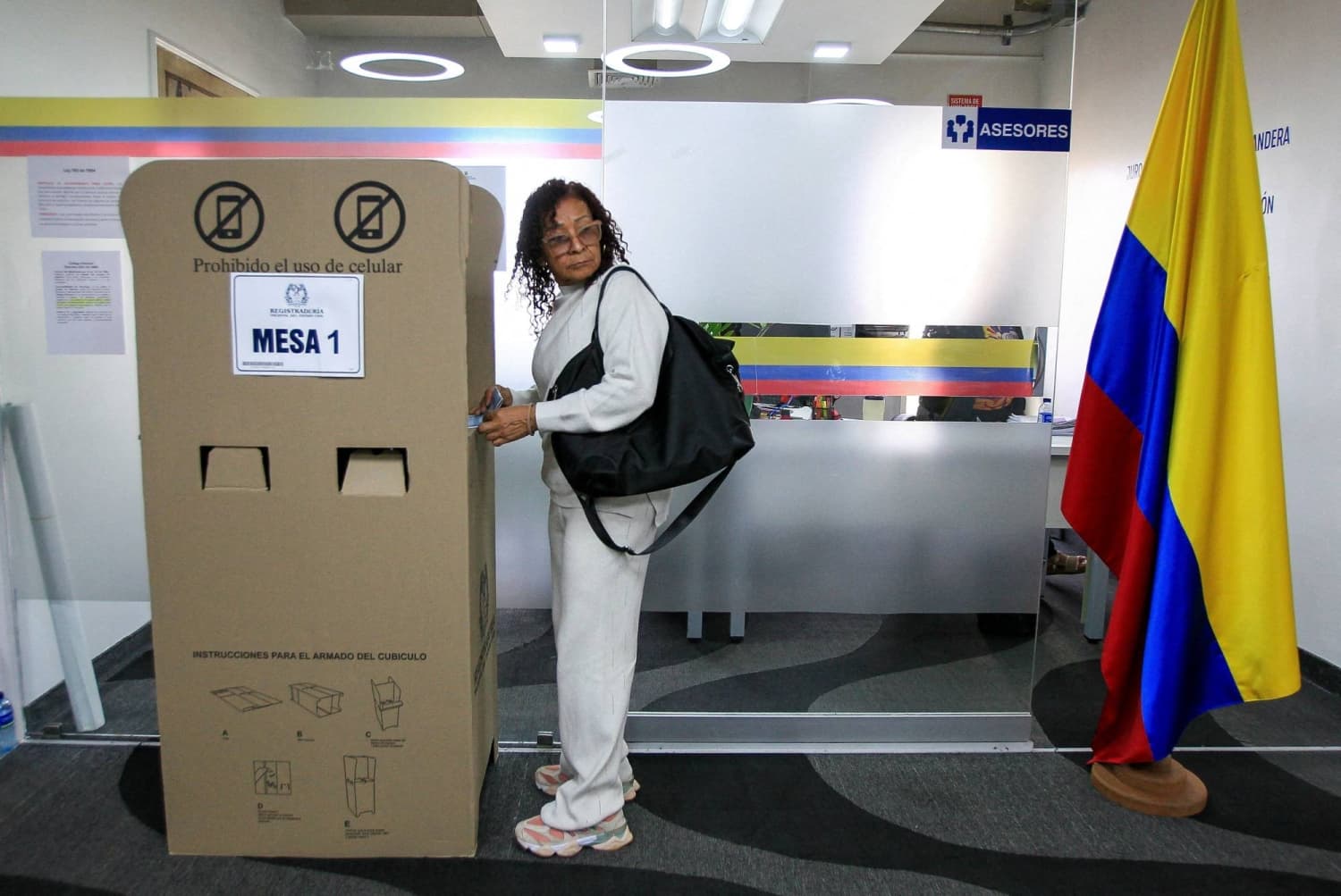 Colombians cast votes in pivotal election on war and peace strategy