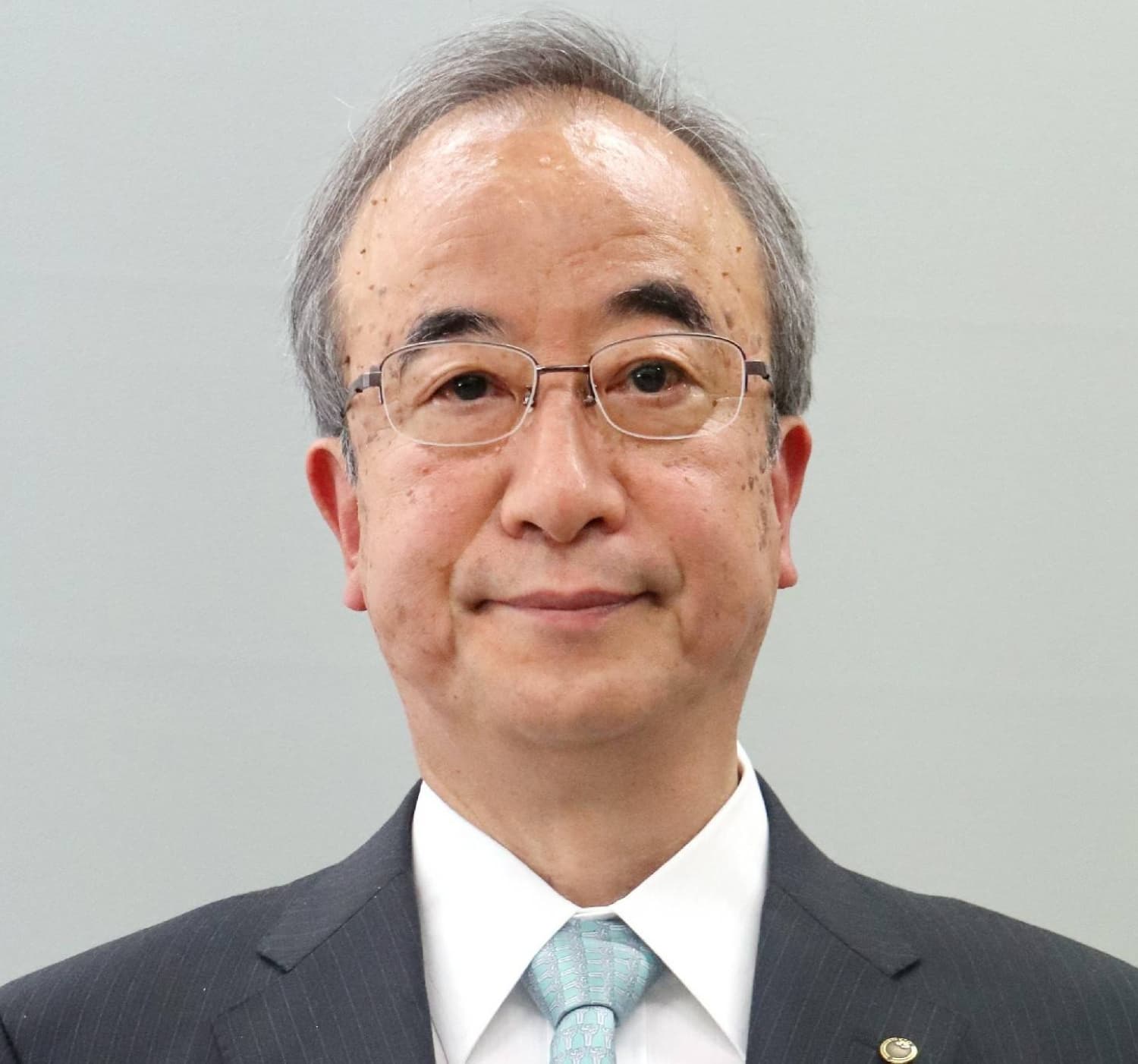 Hanazumi Secures Third Term as Governor of Niigata