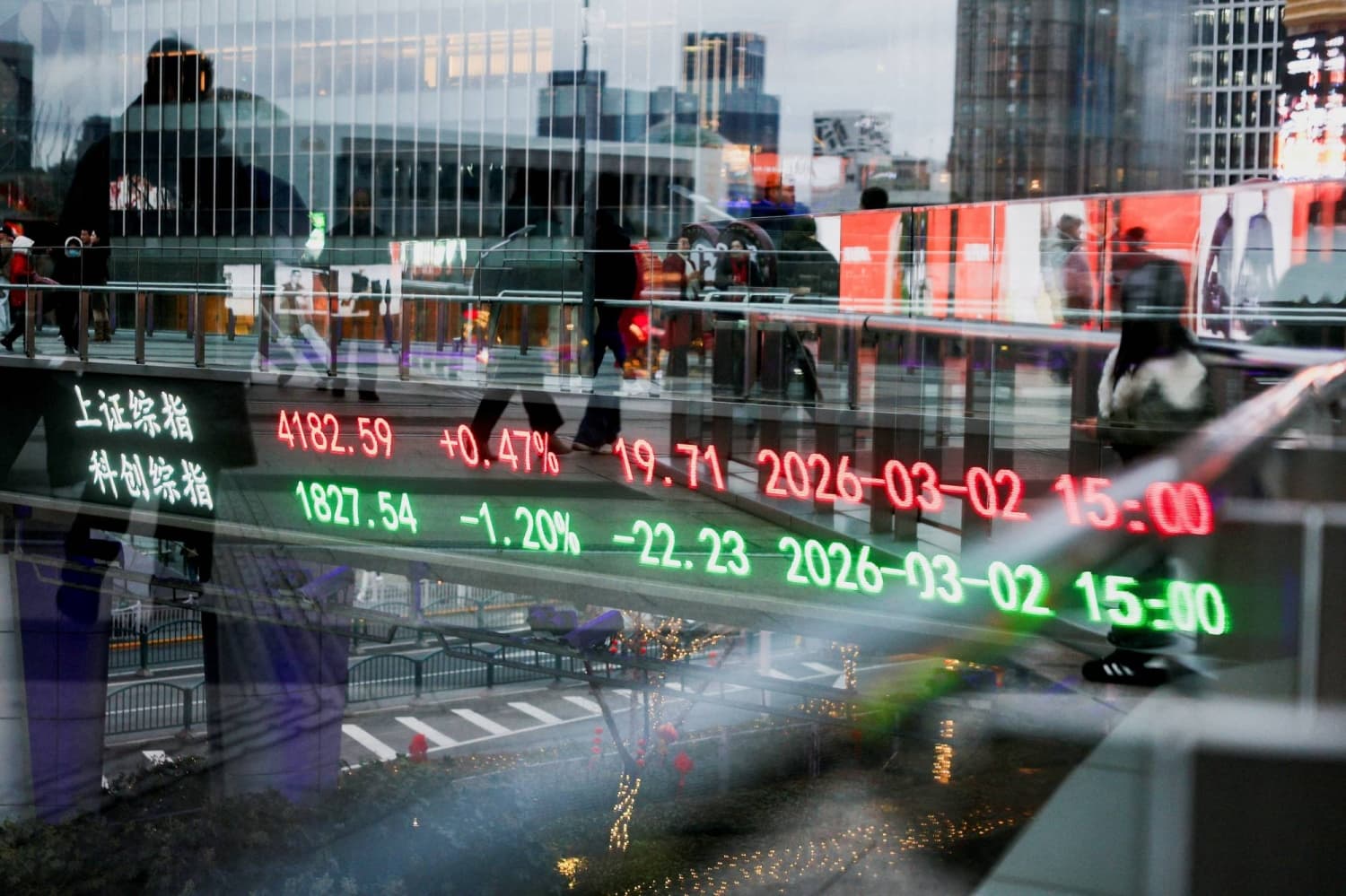 China's Inflation Gap Grows Amid Rising Factory Prices Driven by AI and Conflict