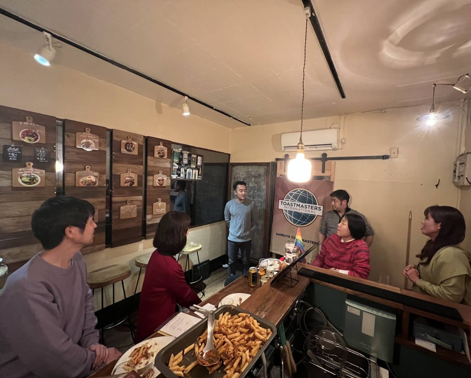 Tokyo Freedom Toastmasters Club Encourages Open Expression in Bilingual Setting