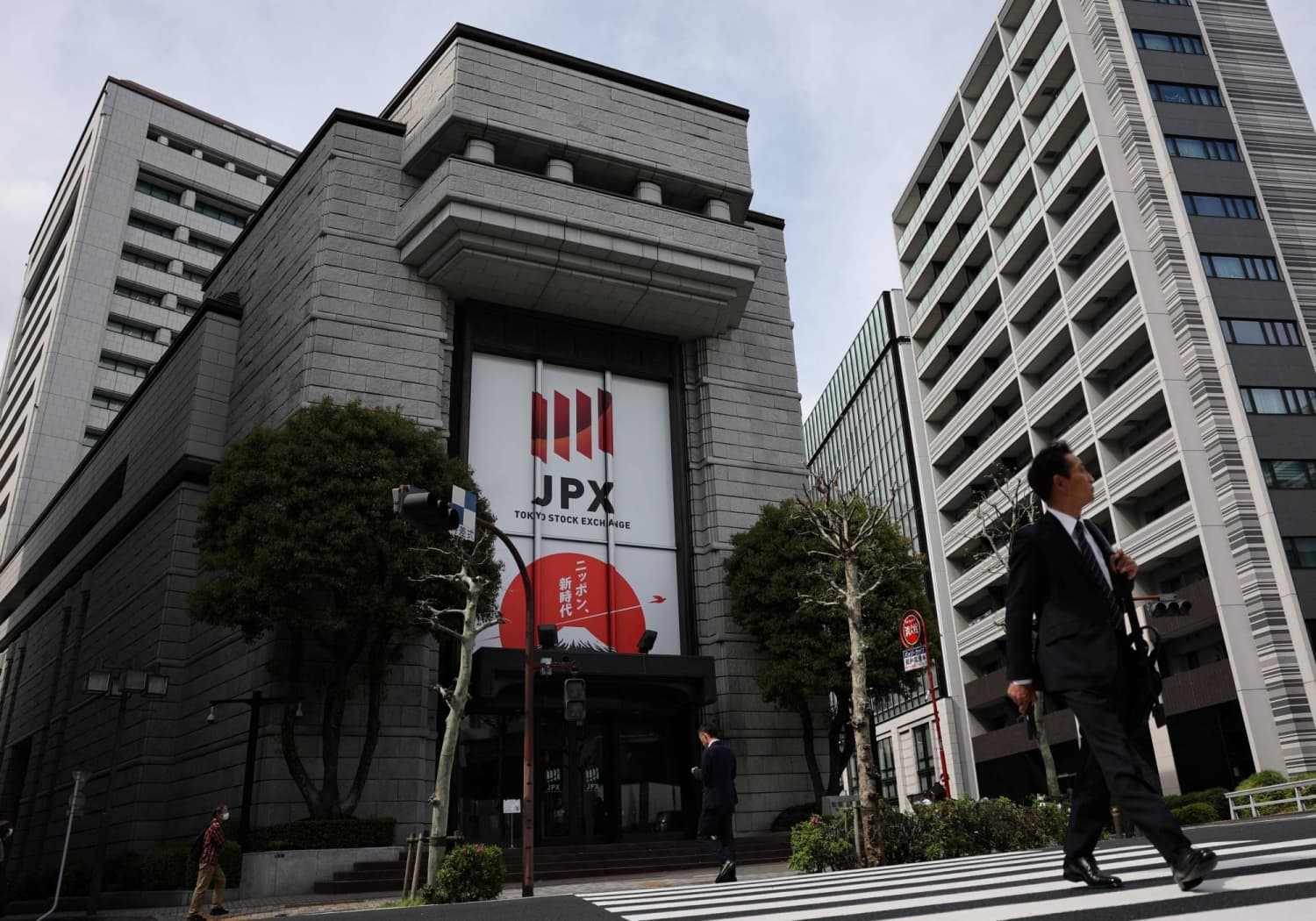 Nikkei 225 Surpasses 70,000 Amid Hopes for Peace and Oil Supply Stability