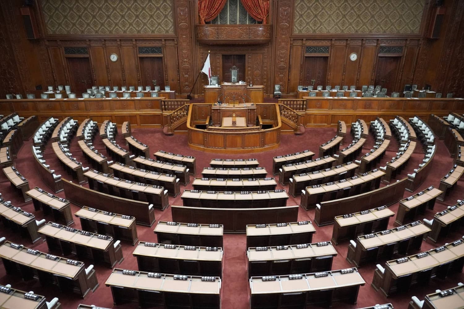 Poll shows 38% support for parliament's proposal regarding the imperial family