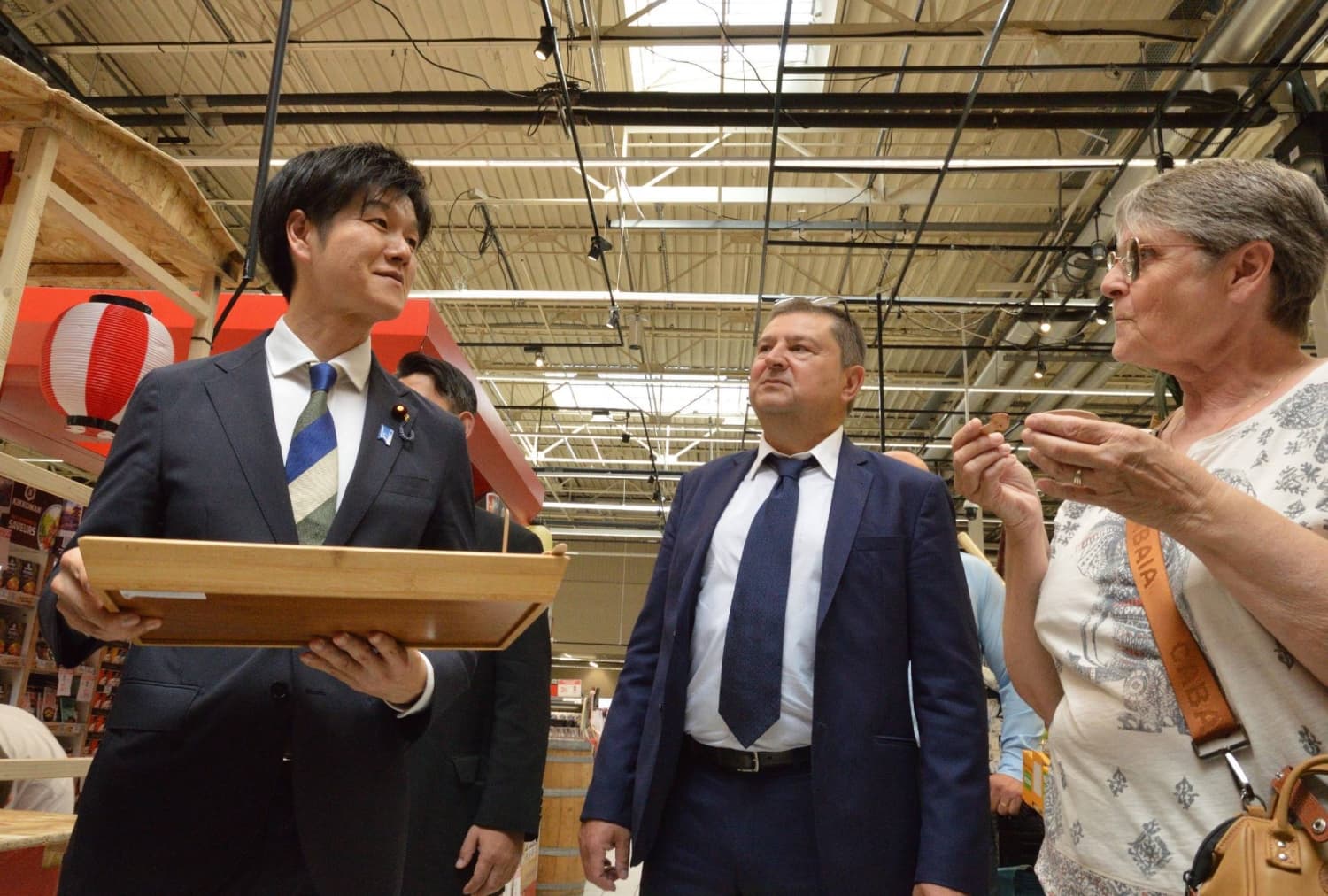 Japan's Agriculture Minister Promotes Japanese Rice at Food Fair in France