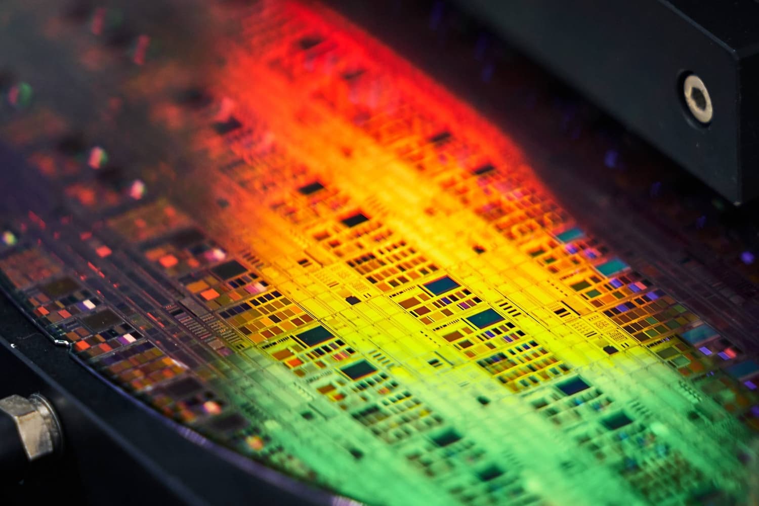 Taiwanese Brothers Accumulate $1 Billion Amid Surge in Display Chip Market