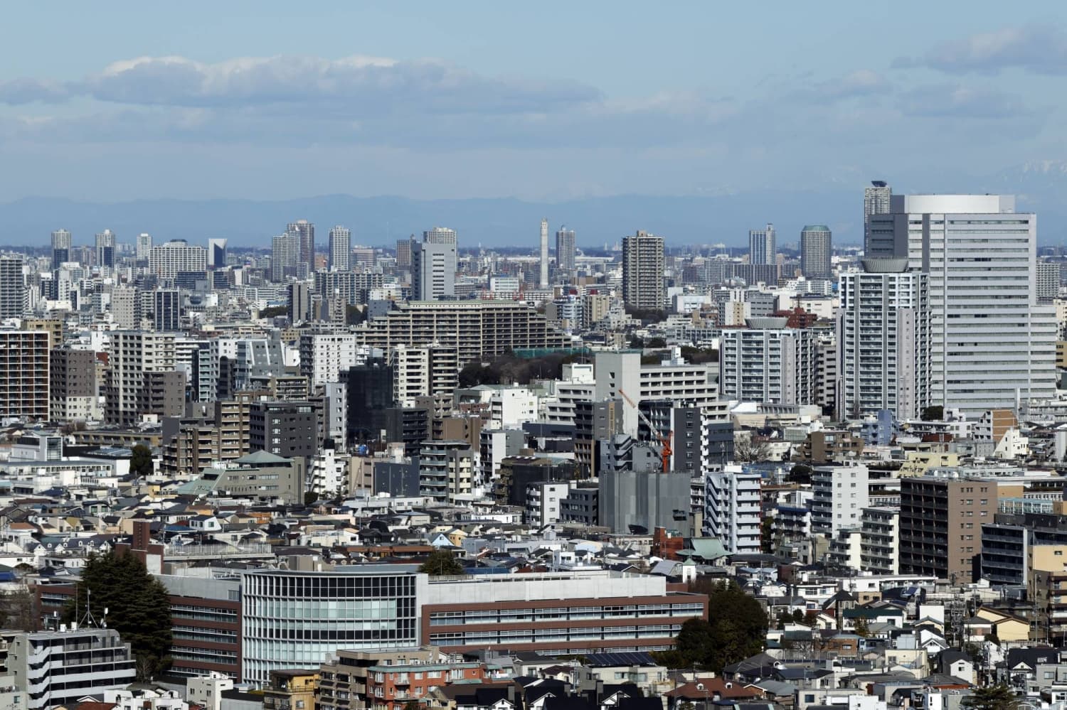 Japanese Insurers Sell ¥201.2 Billion in Superlong Bonds Amid Rising Yields