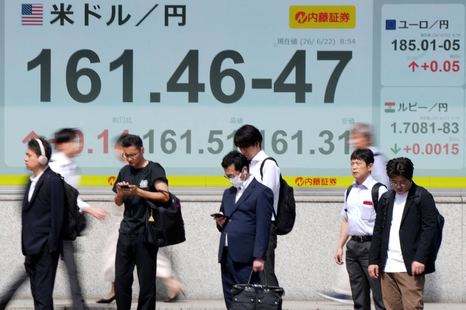 Yen Weakens Further as Nikkei 225 Reaches Record Highs