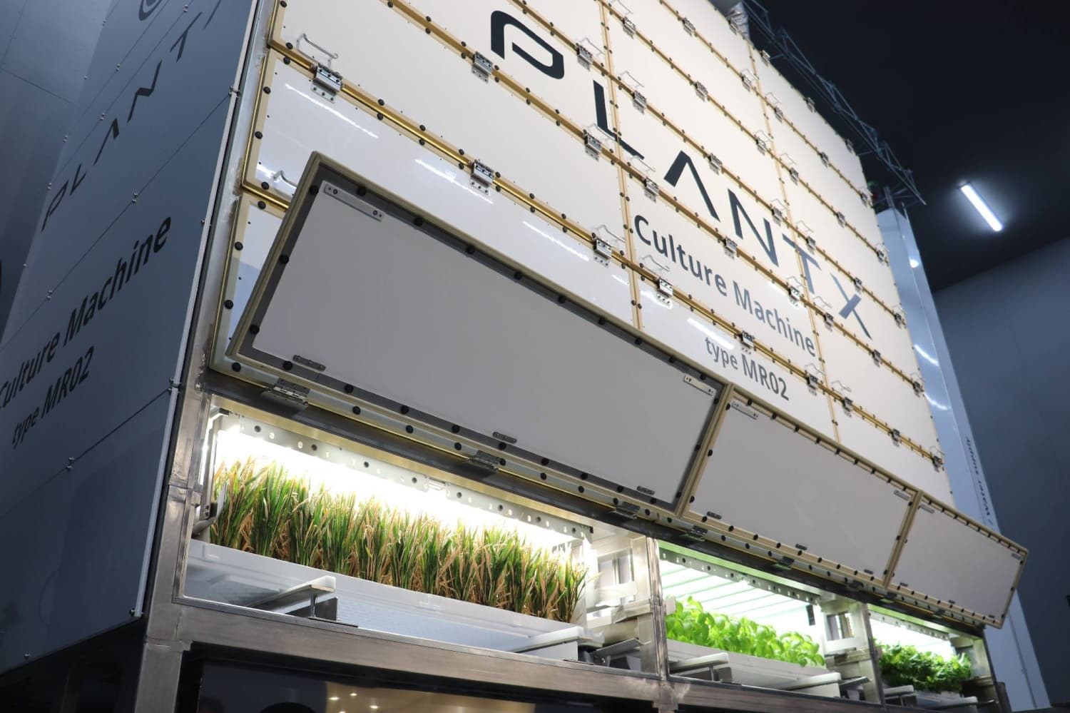 Tokyo inaugurates the world's first fully sealed vertical farming facility