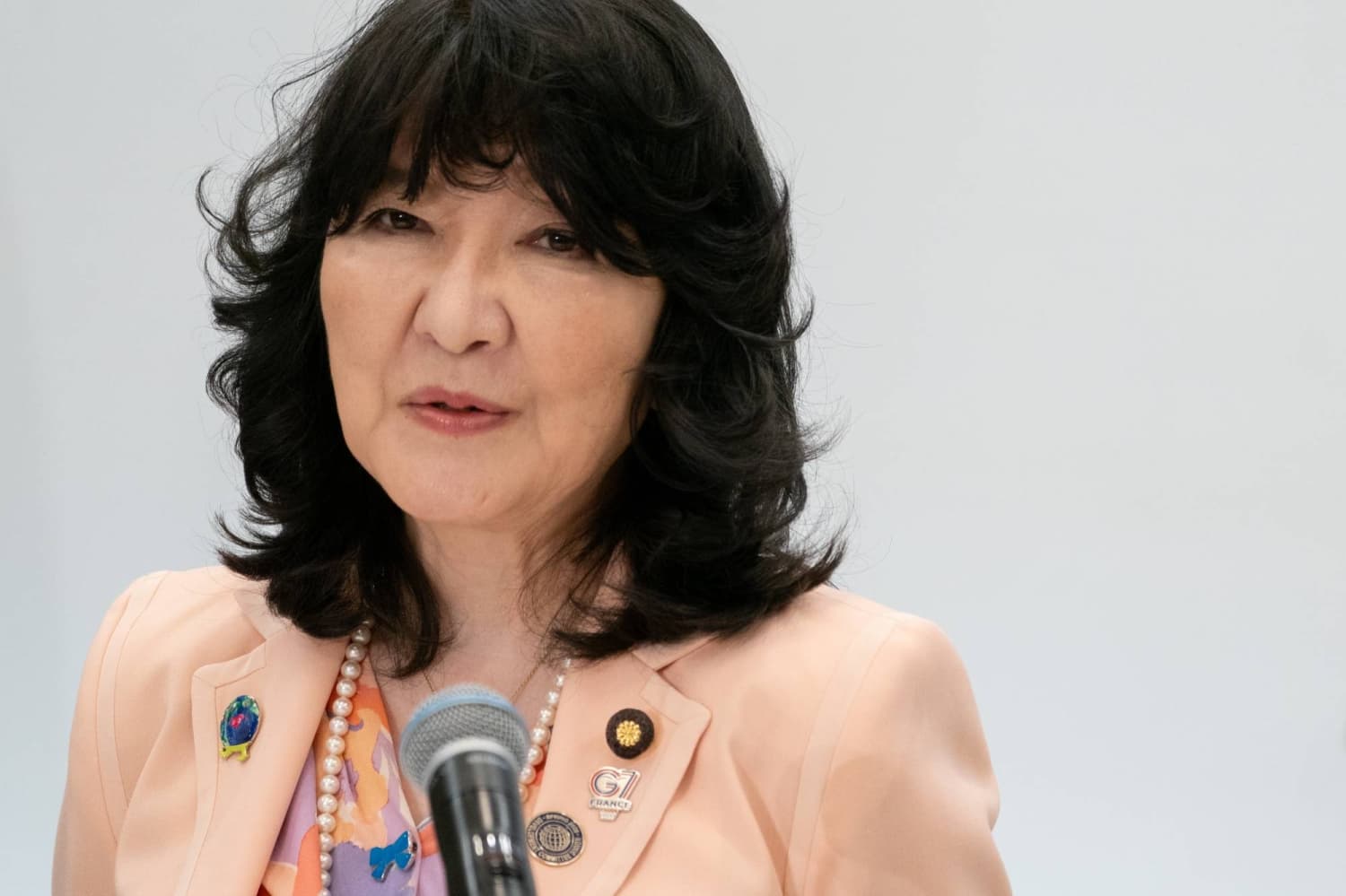 Yen Strengthens as Finance Minister Encourages Domestic Pension Fund Investments