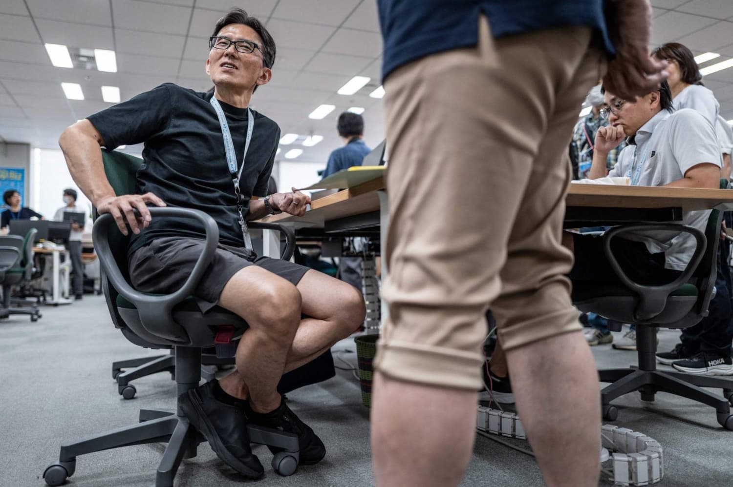 Tokyo Officials Adopt Shorts as Dress Code Eases Amid Heat and Energy Costs