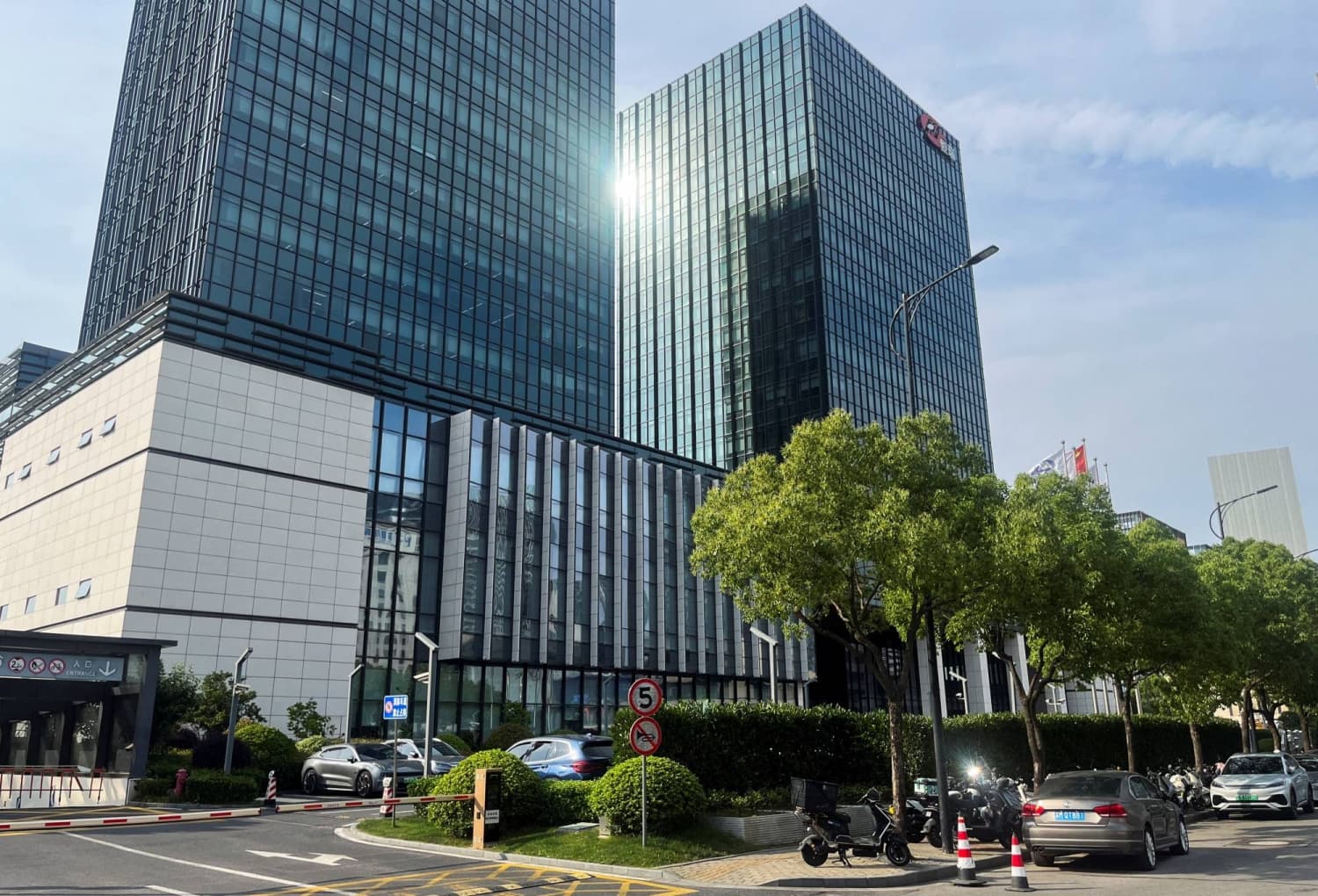 Chinese Drugmakers Face Staffing Challenges Amid Global Expansion Efforts