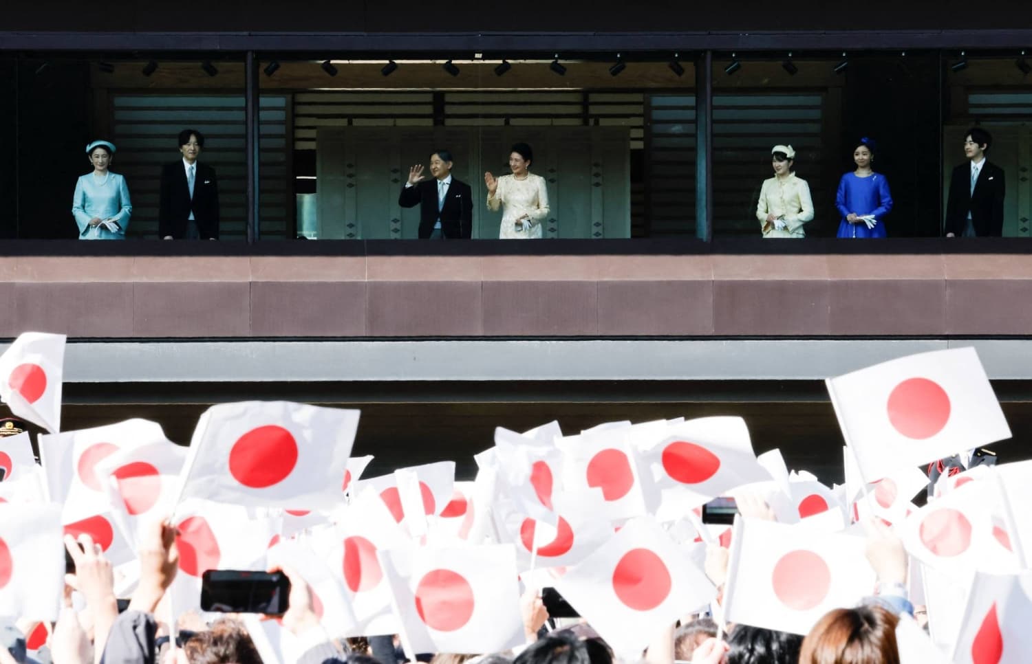 Jiji Poll Shows 39% Favor Imperial Succession by Sons of Adoptees