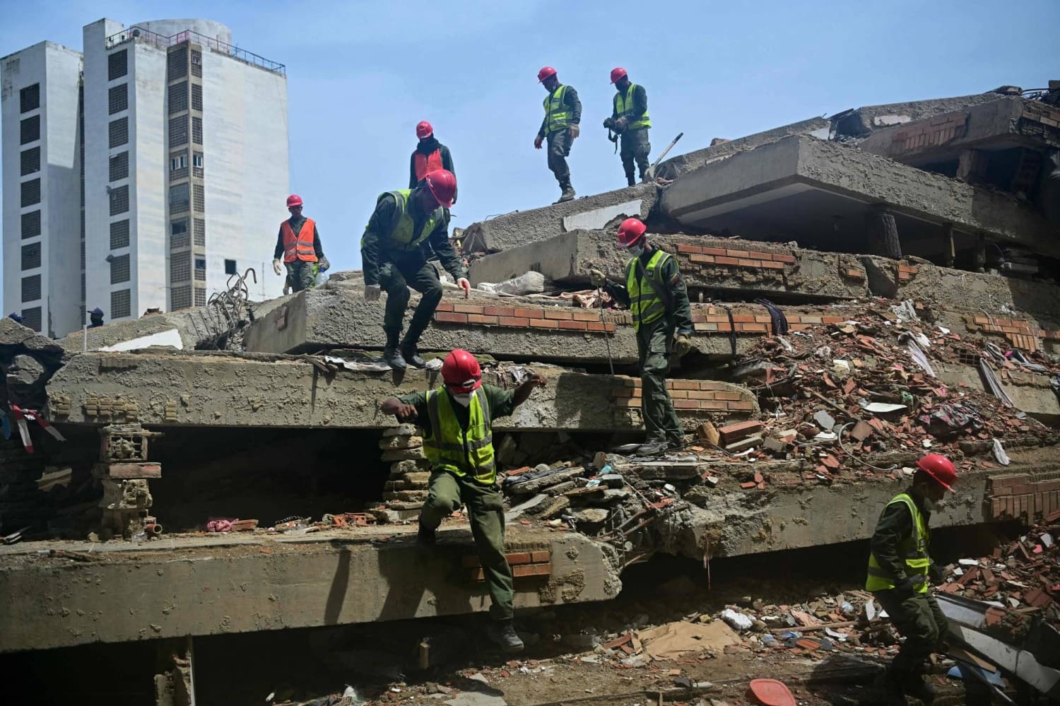 Venezuelan Military's Response to Earthquakes Hampered by Delays and Confusion
