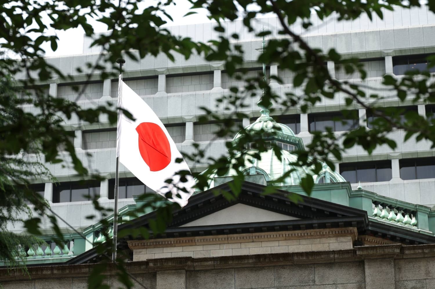 Many Economists Predict BOJ Will Delay Rate Hike Until December