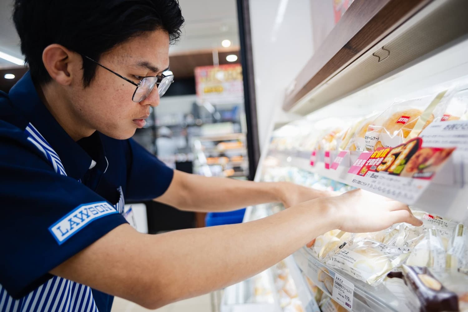 Foreign Workers Play Key Role in Japan's Convenience Store Industry