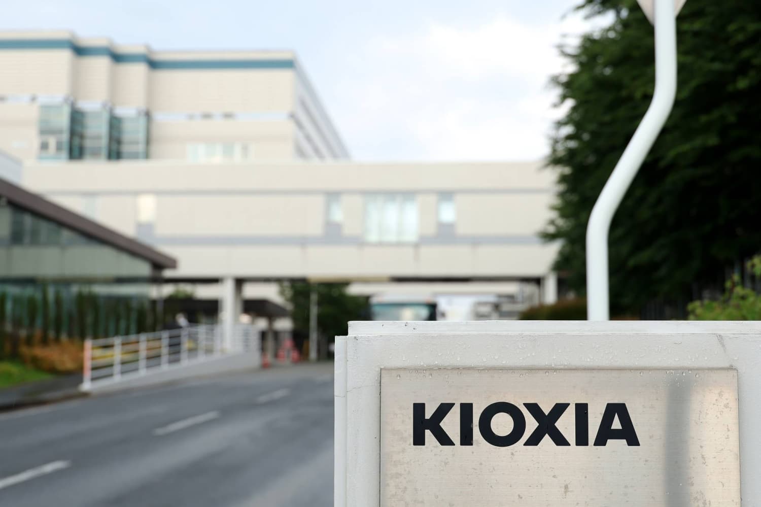 Kioxia's Forecast Falls Short, Casting Doubt on Memory Chip Market Growth