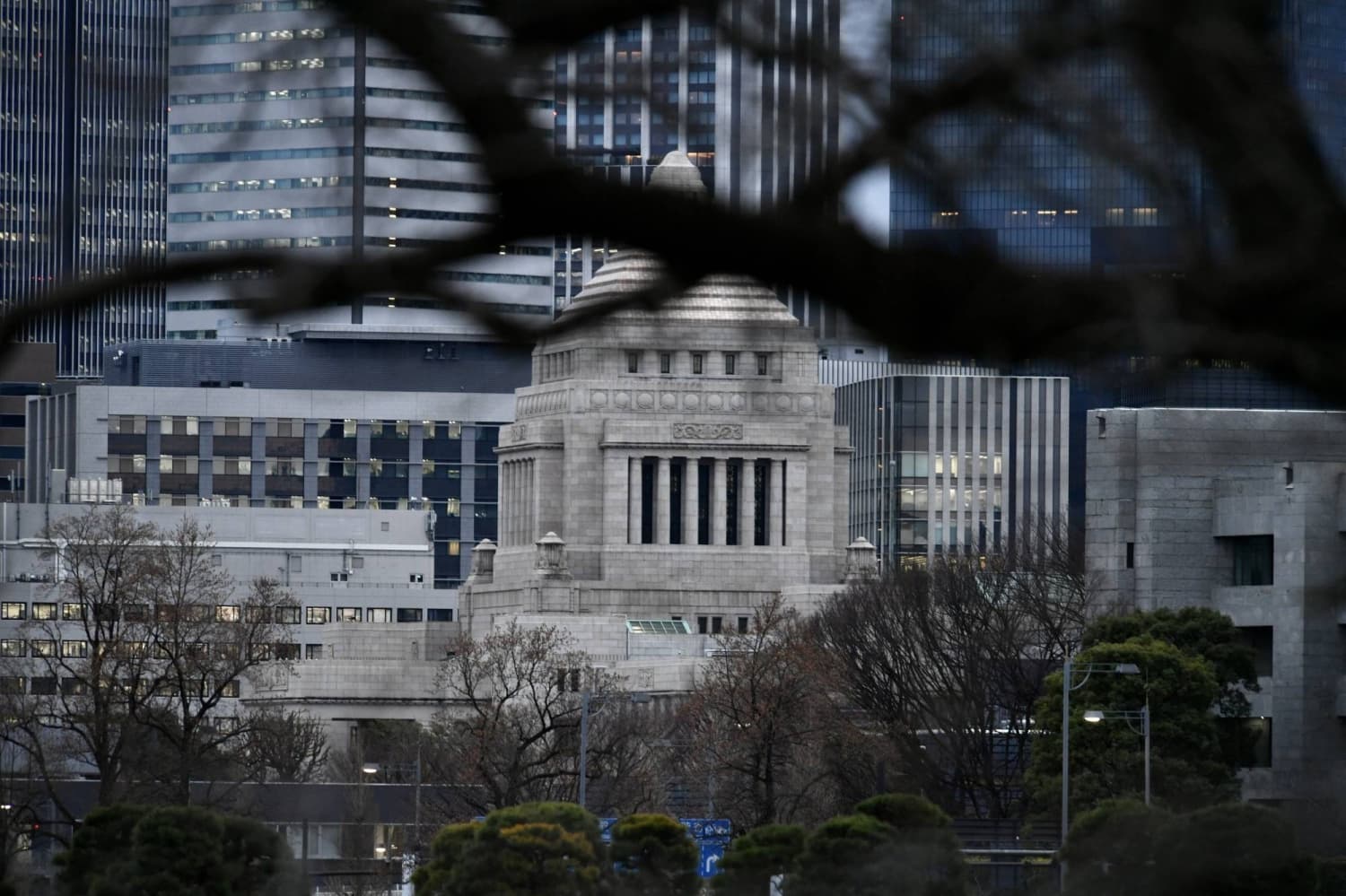 Ongoing Concerns About Lawmaker Secretaries' Salaries in Japan