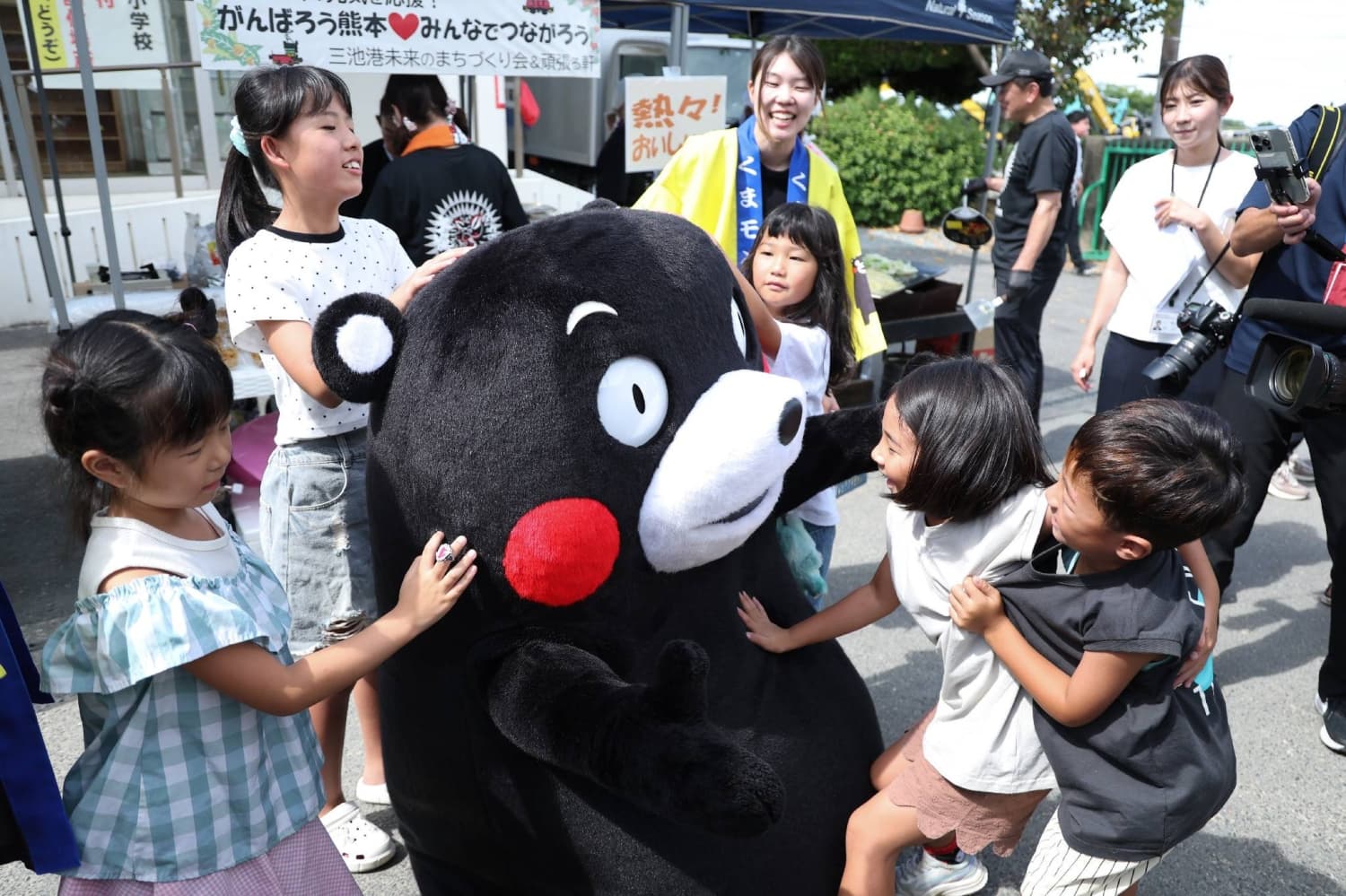 Kumamon Visits School Serving as Shelter for Earthquake-Affected Children