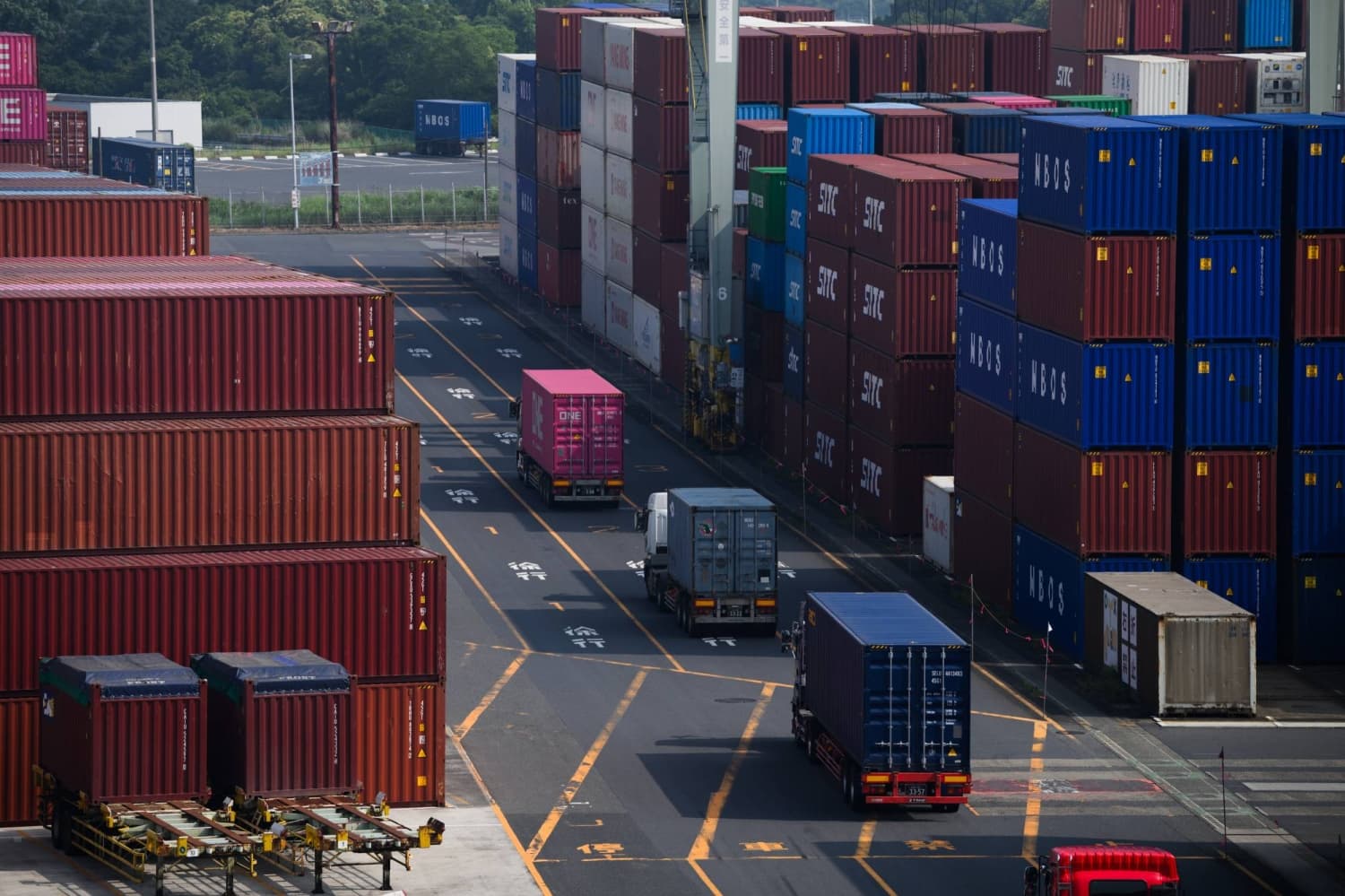 Japan's Exports Rise Sharply Amid Strong Chip Demand and Weak Yen