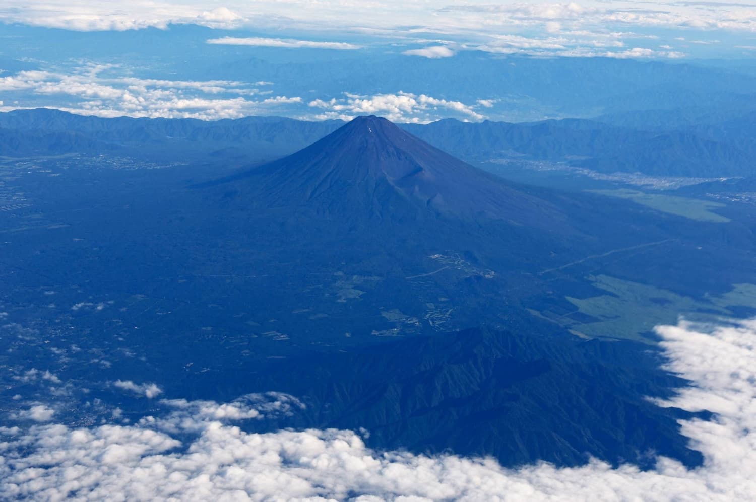 Father Leaves 7-Year-Old Alone for Hours While Climbing Mount Fuji