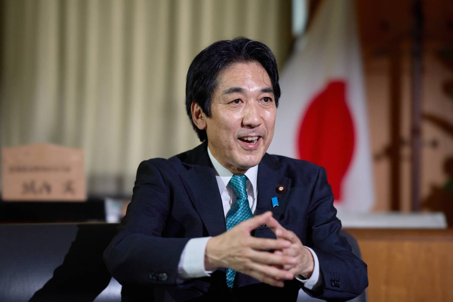 Japan seeks to alleviate global traders' fiscal concerns through English outreach