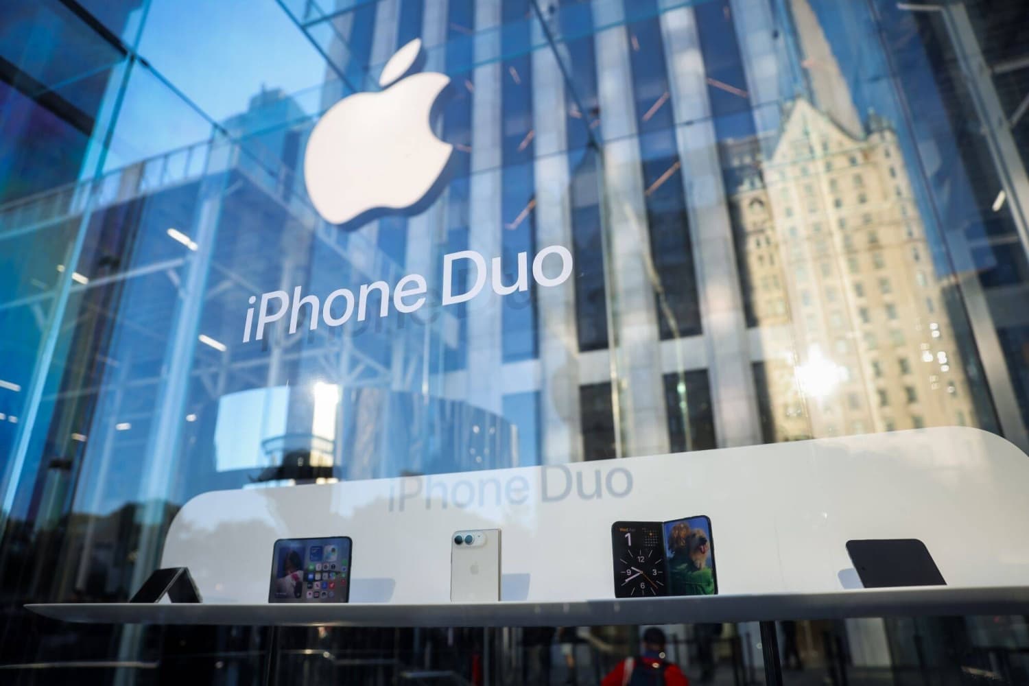 Apple's Foldable iPhone Duo Faces Early Reports of Screen Cracking Issues