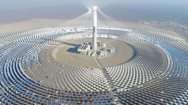 Çin'de lityum batarya kullanılmayan güneş enerjisi santrali 8 saat enerji üretiyor