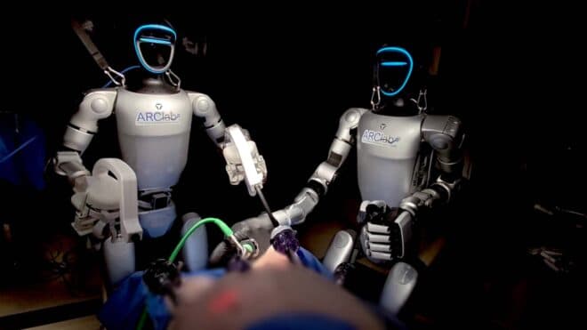 Uzaktan kontrolle insansı robotlarla iki farklı ameliyat yapıldı