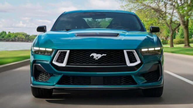 Dört kapılı Ford Mustang modeli yolda