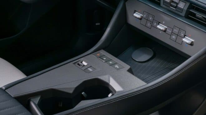 Nissan, yeni araçlarında 'piano black' kaplamaları kullanmayabilir